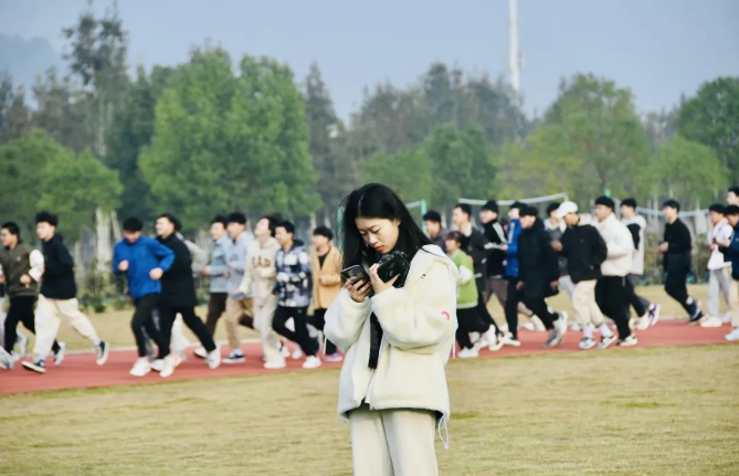 蕙心兰质,心若芷萱，女生节快乐！