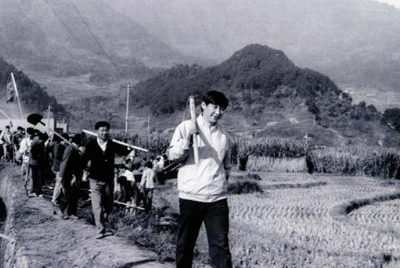 时光荏苒，情怀不变，初心不改！习近平总书记的劳动情怀