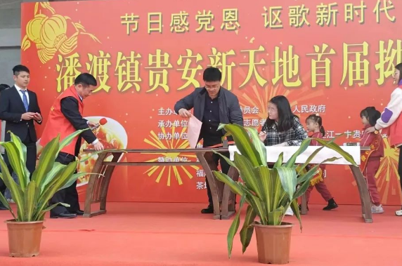 福州理工学院言墨书法协会成员带来《福禄寿喜》精彩表演