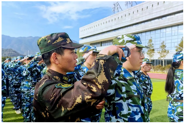 军训正当时|军姿飒爽意气，青春热血似火 