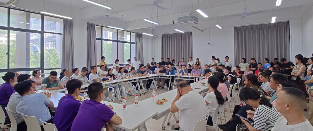 同心共育，启航芯程：电子工程学院成功举办2025级新生家长座谈会